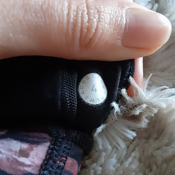 LULULEMON ATHLETICA Nulux Energy Peony Print Strappy Sports Bra Size 4 / XSmall - Picture 8 of 11